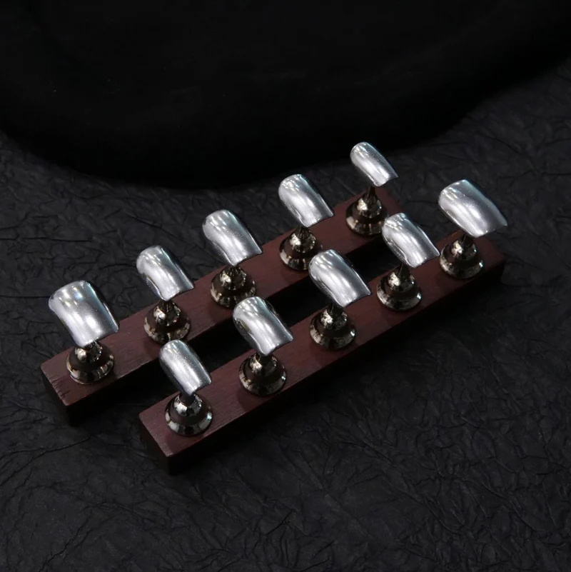 Künstlerische Metallnagelverzierungen