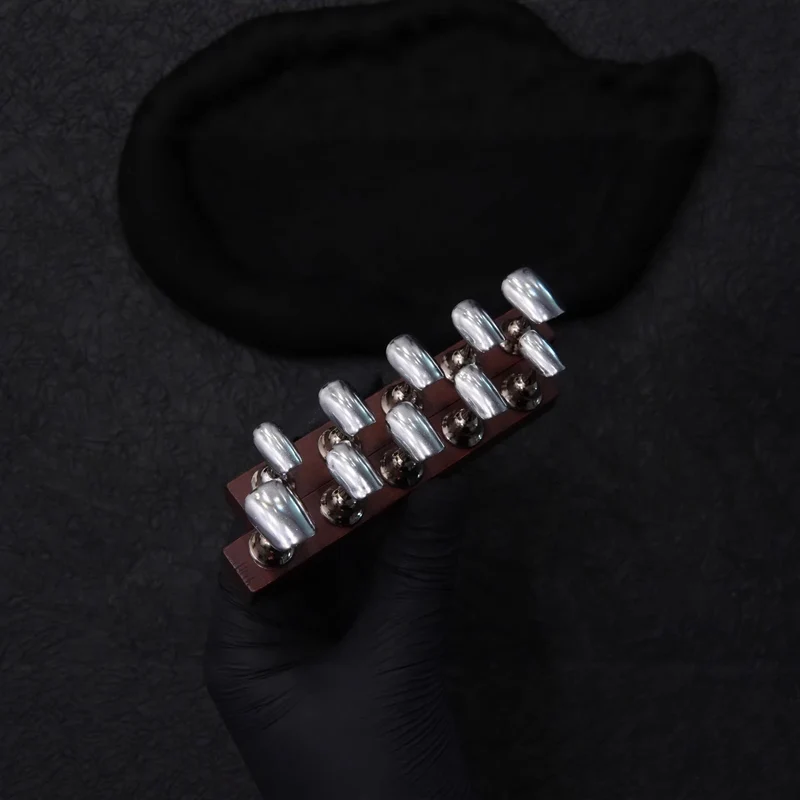 Künstlerische Metallnagelverzierungen