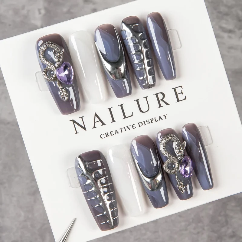 Künstlerisches Skulptur-Nagelset mit metallischen Akzenten