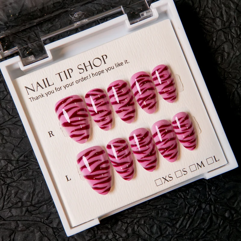 Künstlerische Press-On-Nagelspitzen mit Tigerstreifen