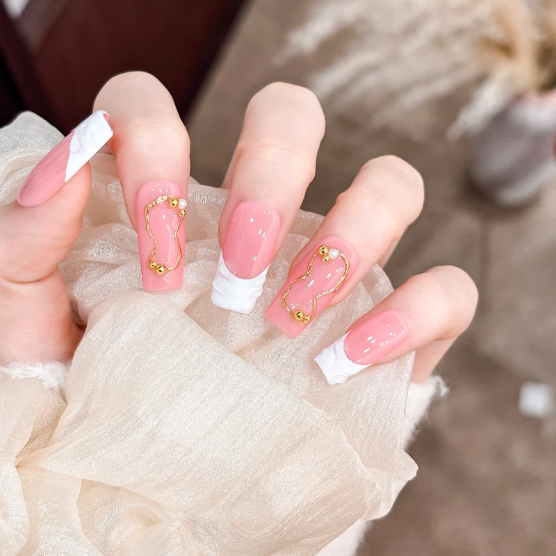Künstlerische Press-On Nagelspitzen mit goldenen Akzenten