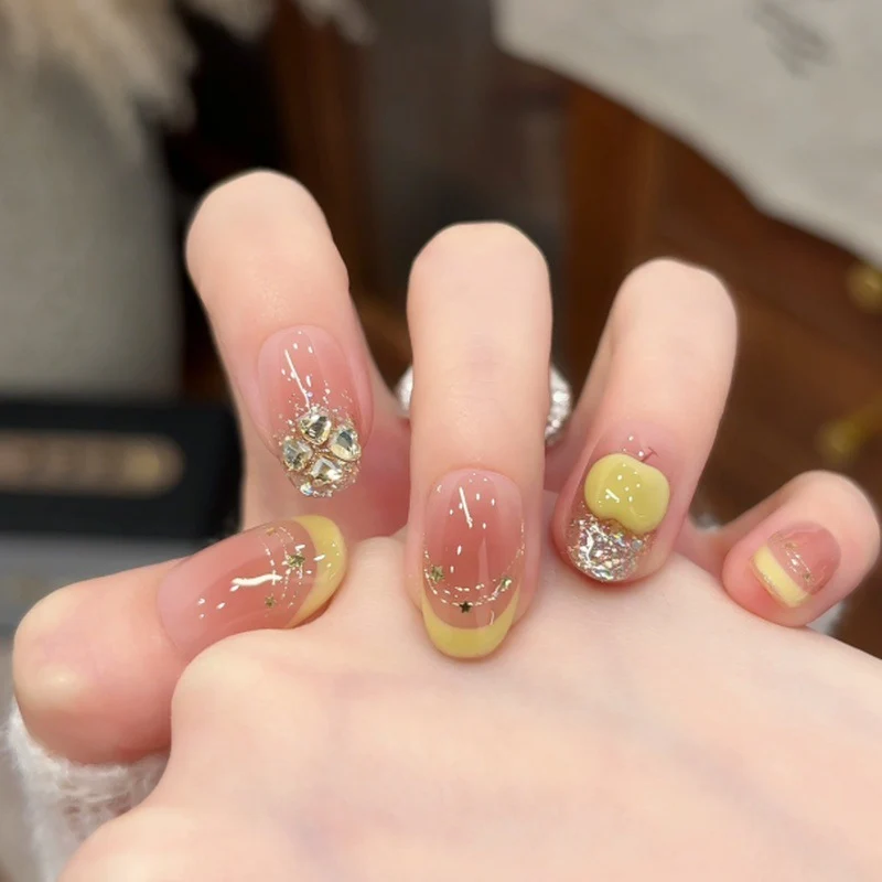 Künstlerische Druck-Nagelspitzen mit Juwelenakzenten