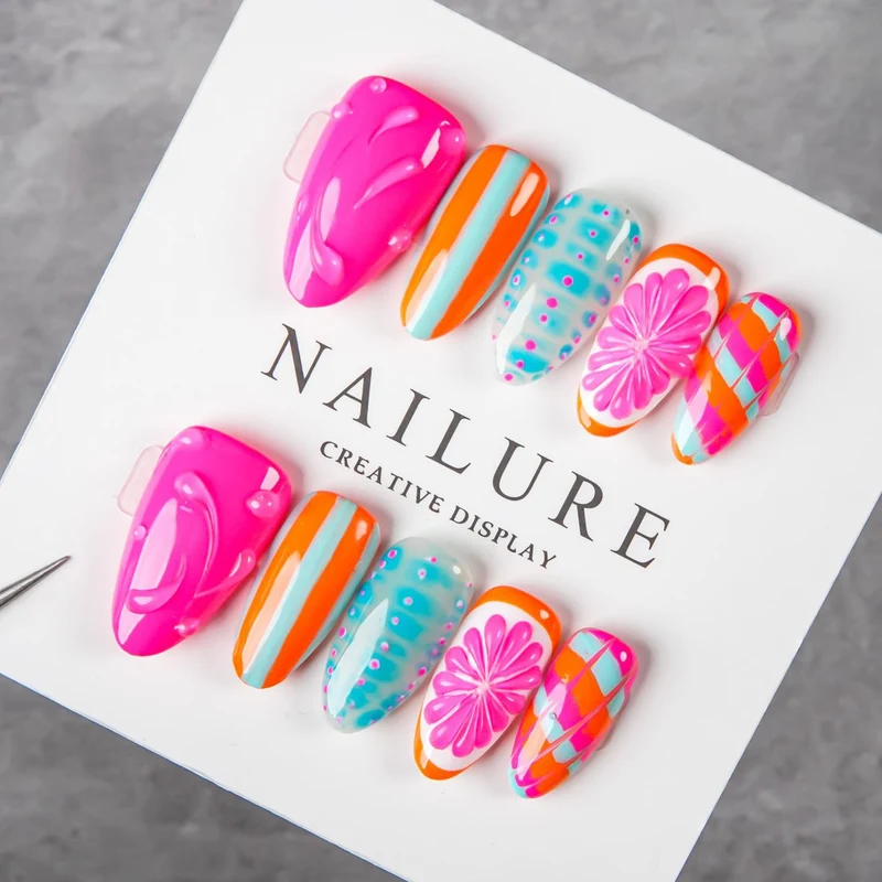 Künstlerische Press-On-Nagelset mit lebhaften Designs