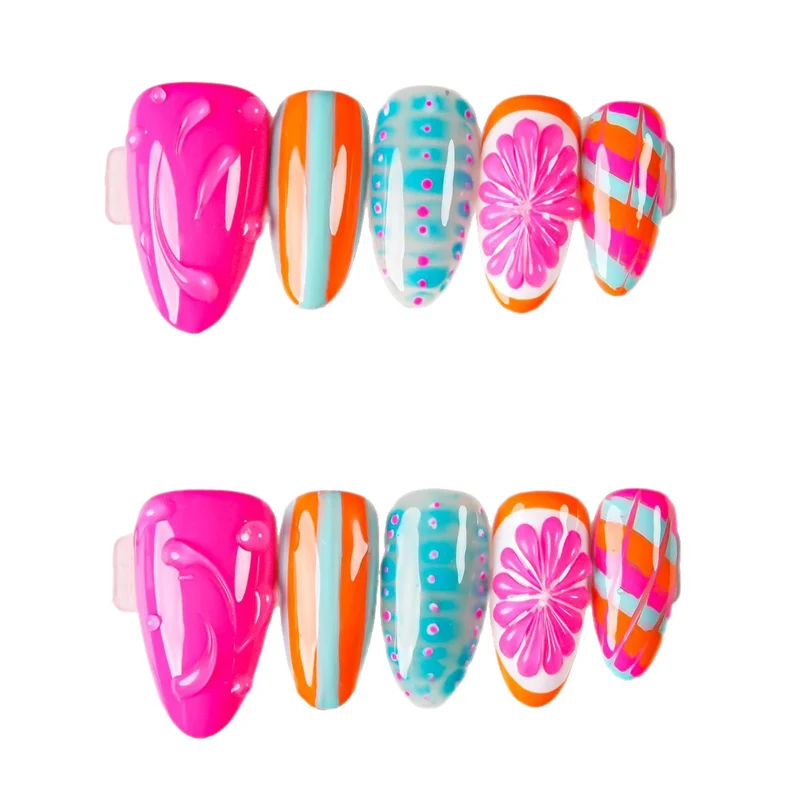 Künstlerische Press-On-Nagelset mit lebhaften Designs