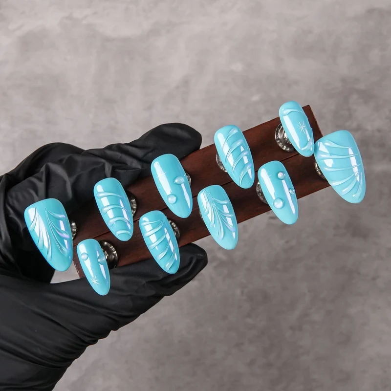 Künstlerisches Press-On Nagelset mit einzigartigen Mustern