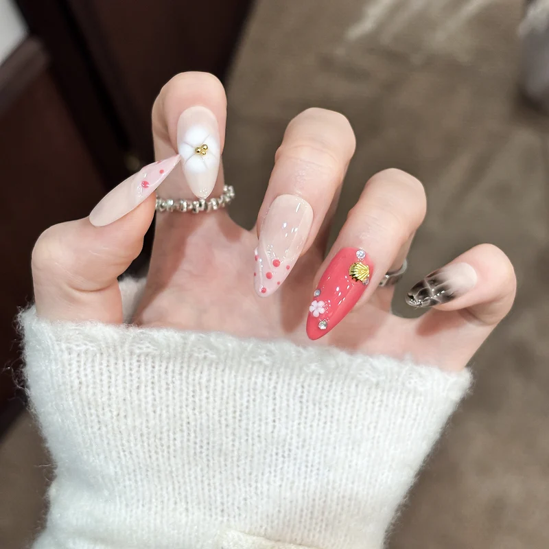 Künstlerisches Press-On Nagelset mit einzigartigen Designs