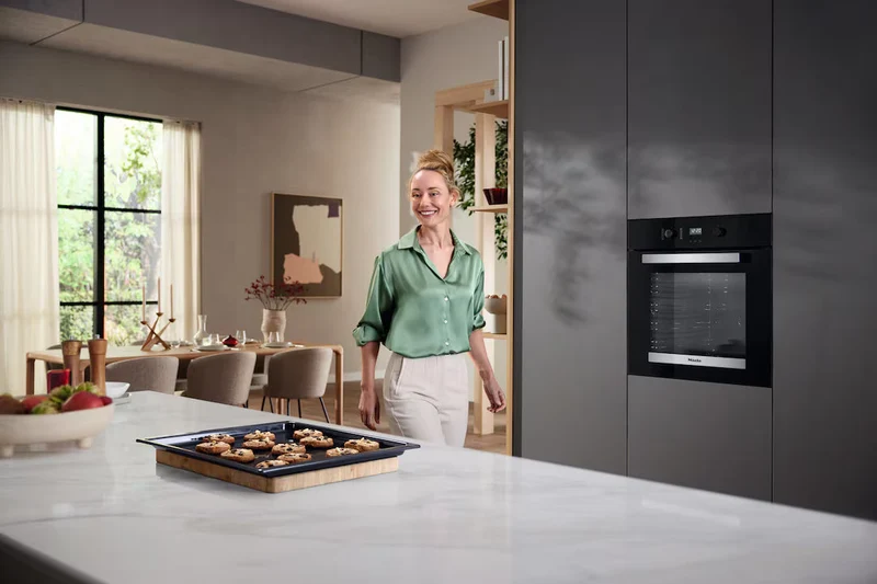 Miele Active 76L Einbau Multifunction Electric Einbaubackofen - Obsidian Schwarz & Edelstahl | H 2455 BP