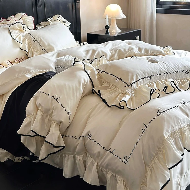 Luxuriöses Baumwollsatin-Bettwäsche-Set mit Volantrüschen, kontrastierender Kedernaht & kalligrafischer Stickschrift