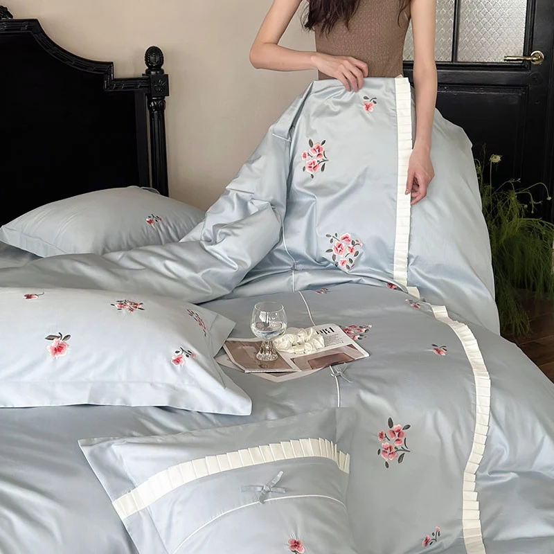 Elegantes Baumwollsatin-Bettwäsche-Set mit feiner Rosenstickerei und Plissee-Volant