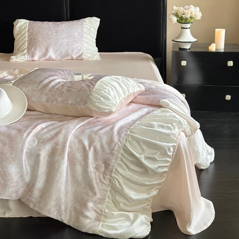 Bettgarnitur aus Satin-Jacquard mit gerafftem Volant und edlen Kissenbezügen