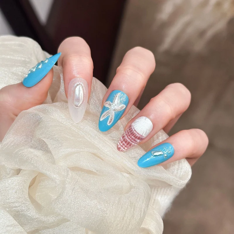 Künstlerisches Press-On-Nagelset mit ozeanischen Designs