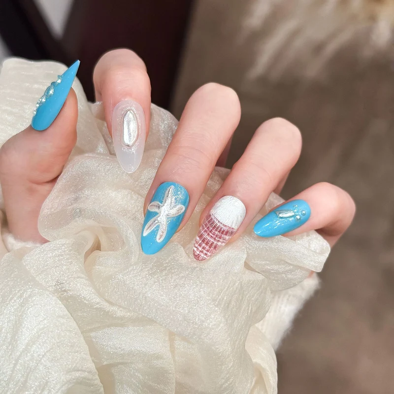 Künstlerisches Press-On-Nagelset mit ozeanischen Designs