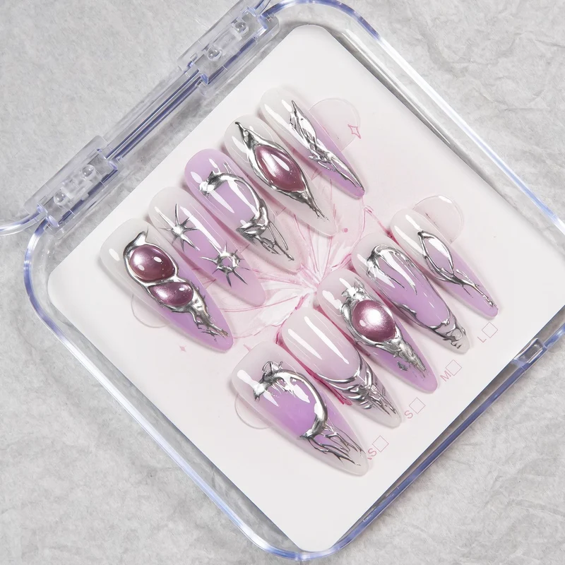 Kreatives Press-On Nagelset mit metallischen Akzenten