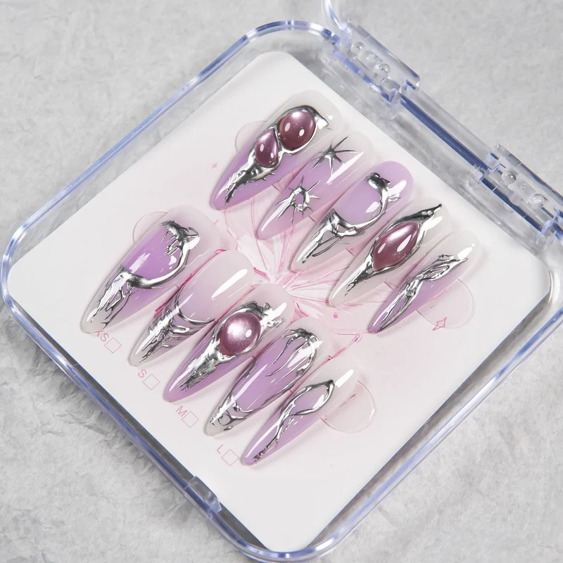 Kreatives Press-On Nagelset mit metallischen Akzenten