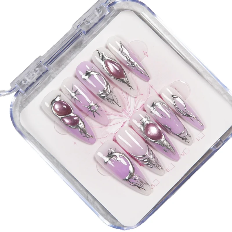 Kreatives Press-On Nagelset mit metallischen Akzenten