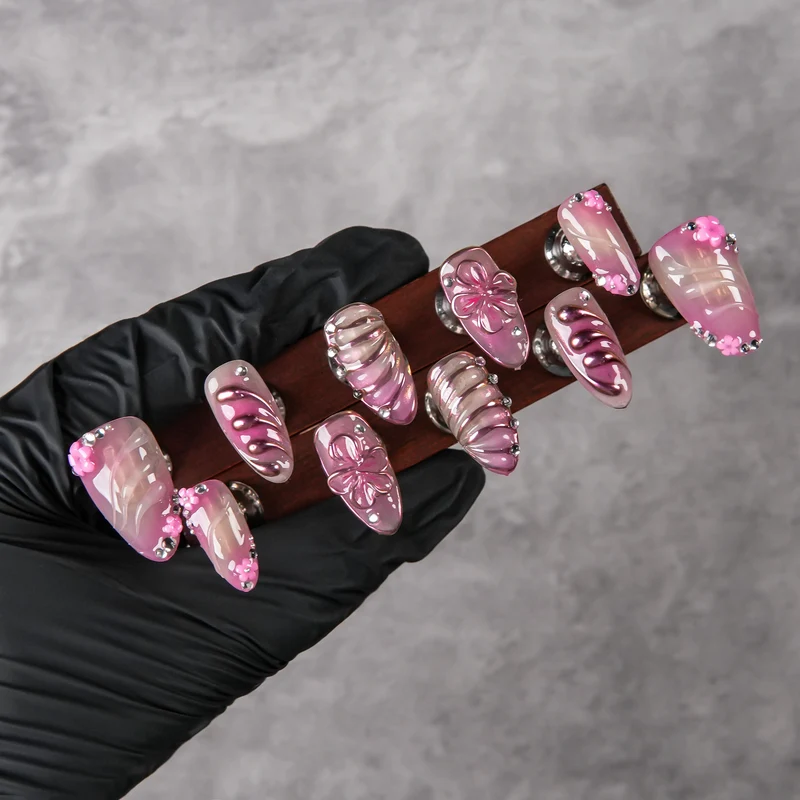Künstlerisches Press-On Nagelset mit Schmuckakzenten