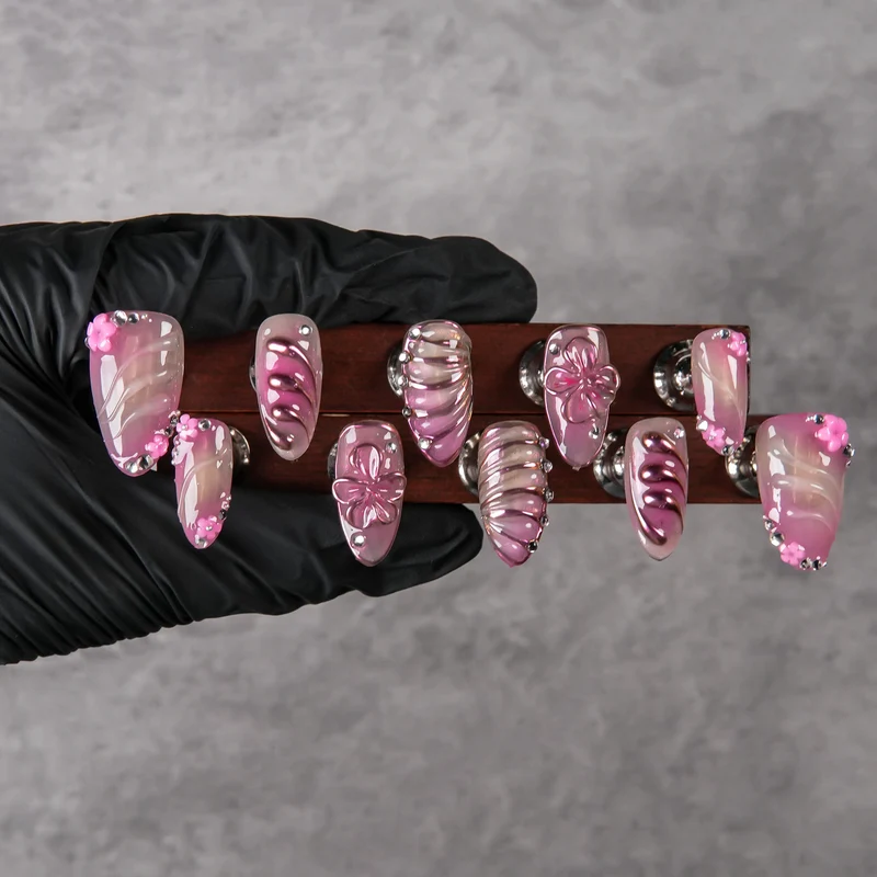 Künstlerisches Press-On Nagelset mit Schmuckakzenten