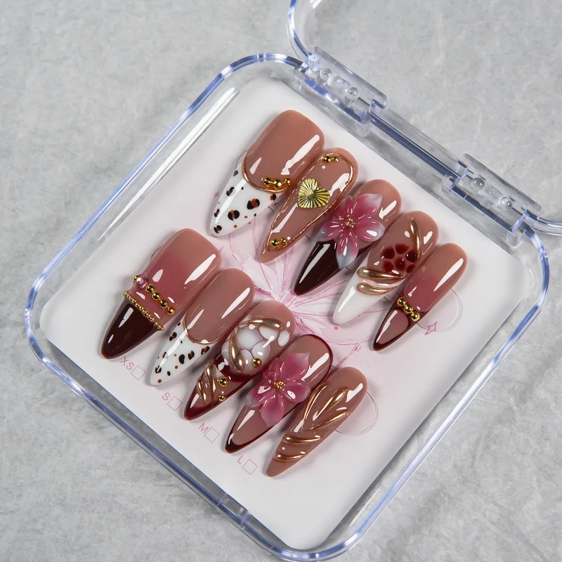 Künstlerisches Press-On-Nagelset mit floralem Schmuck
