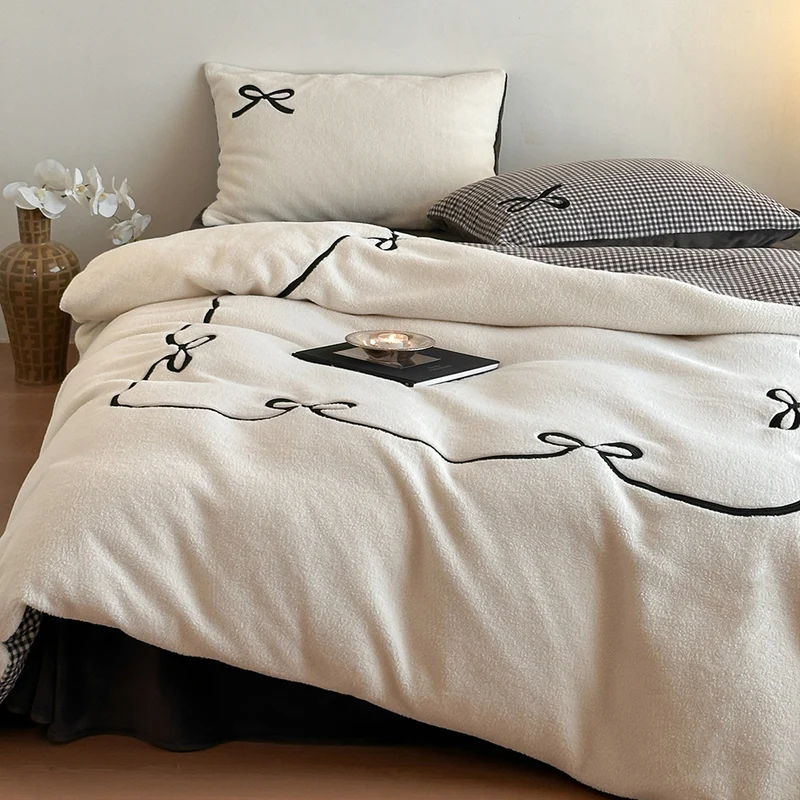 Wendbare Microfleece-Bettwäschegarnitur mit Plüschoberfläche, Pompon-Ecken und Pfotenstickerei
