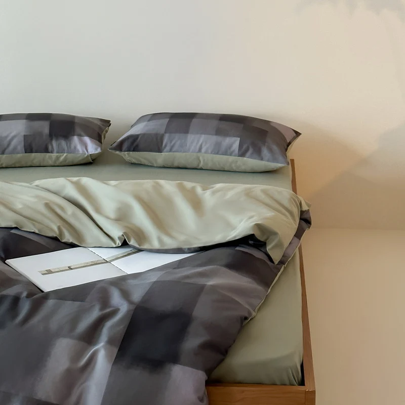 Wendbare Baumwollsatin-Bettgarnitur mit feinem Streifenmuster und kontrastierter Rückseite