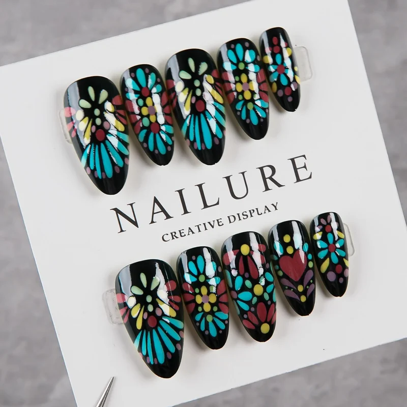 Künstlerisches Press-on-Nagelset mit floralen Designs