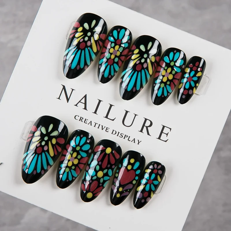 Künstlerisches Press-on-Nagelset mit floralen Designs