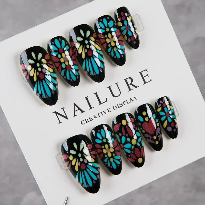 Künstlerisches Press-on-Nagelset mit floralen Designs