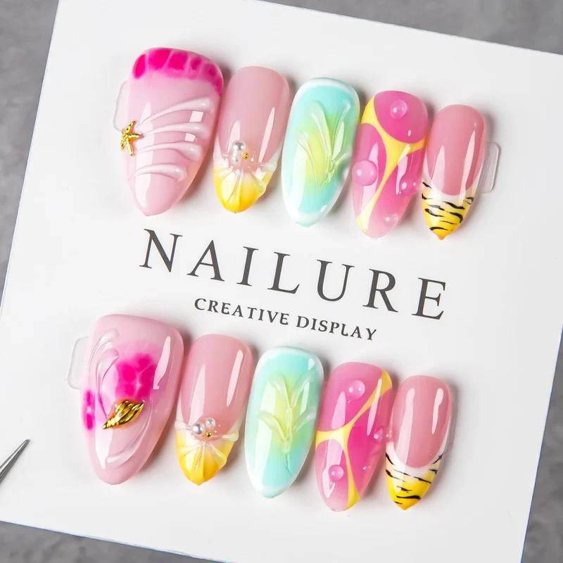 Künstlerisches Press-On Nail Set mit floralen und grafischen Designs