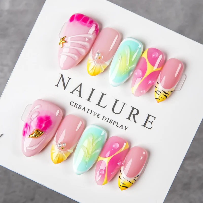 Künstlerisches Press-On Nail Set mit floralen und grafischen Designs