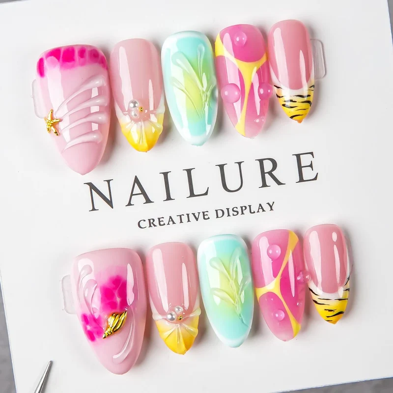 Künstlerisches Press-On Nail Set mit floralen und grafischen Designs