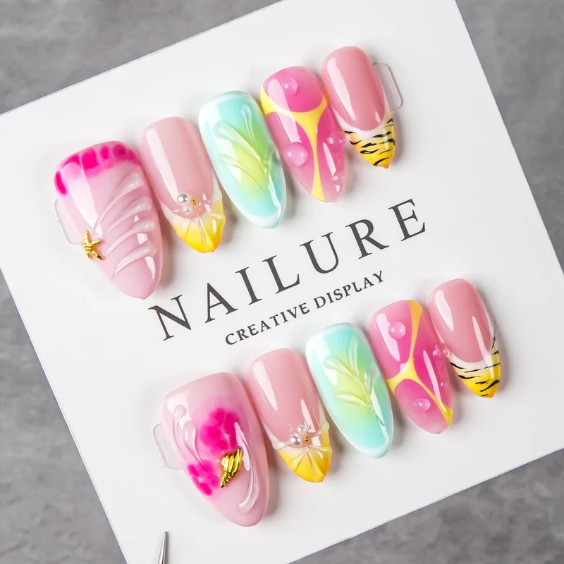 Künstlerisches Press-On Nail Set mit floralen und grafischen Designs
