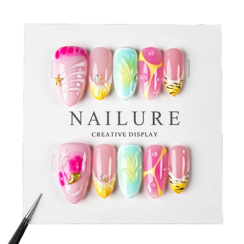 Künstlerisches Press-On Nail Set mit floralen und grafischen Designs