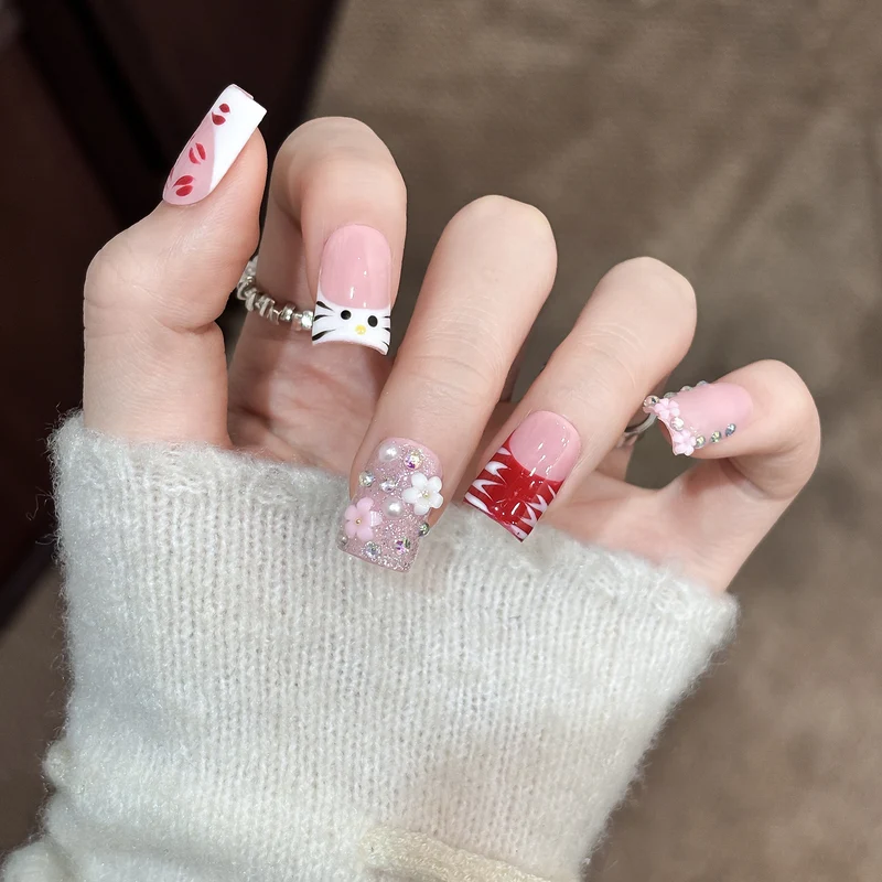 Künstlerisches Press-On Nagelset mit Blumen und Charms