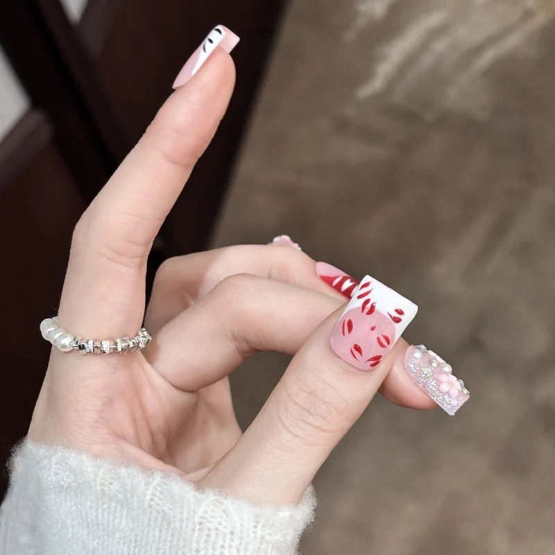 Künstlerisches Press-On Nagelset mit Blumen und Charms