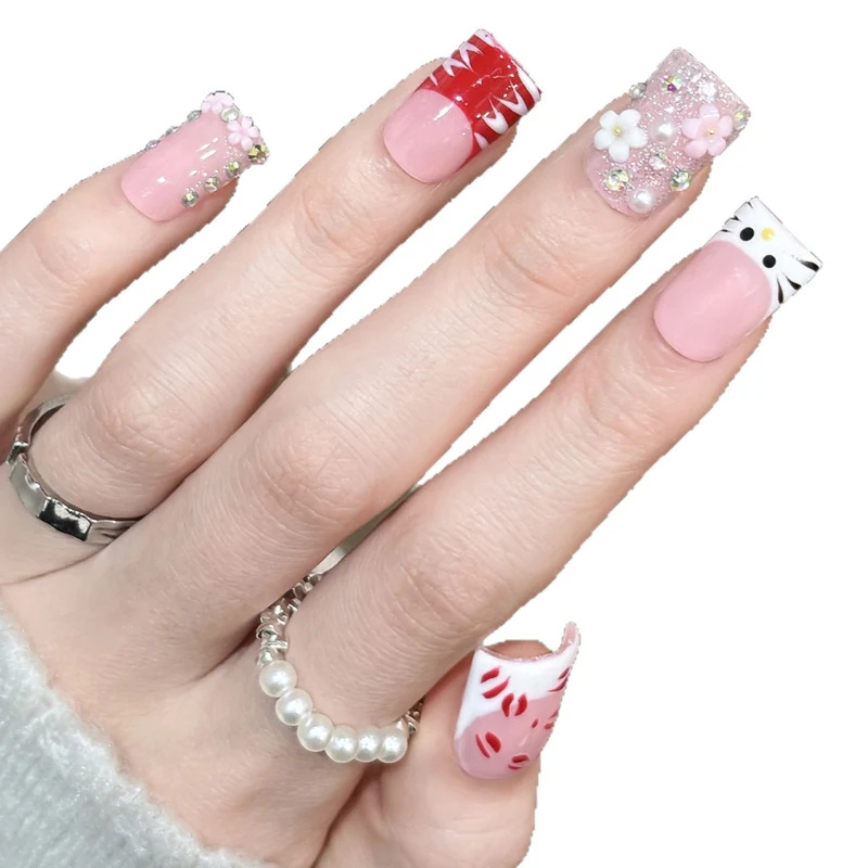 Künstlerisches Press-On Nagelset mit Blumen und Charms
