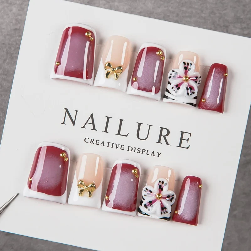 Künstlerisches Press-On Nagelset mit Blumenelementen und Schleifenakzenten