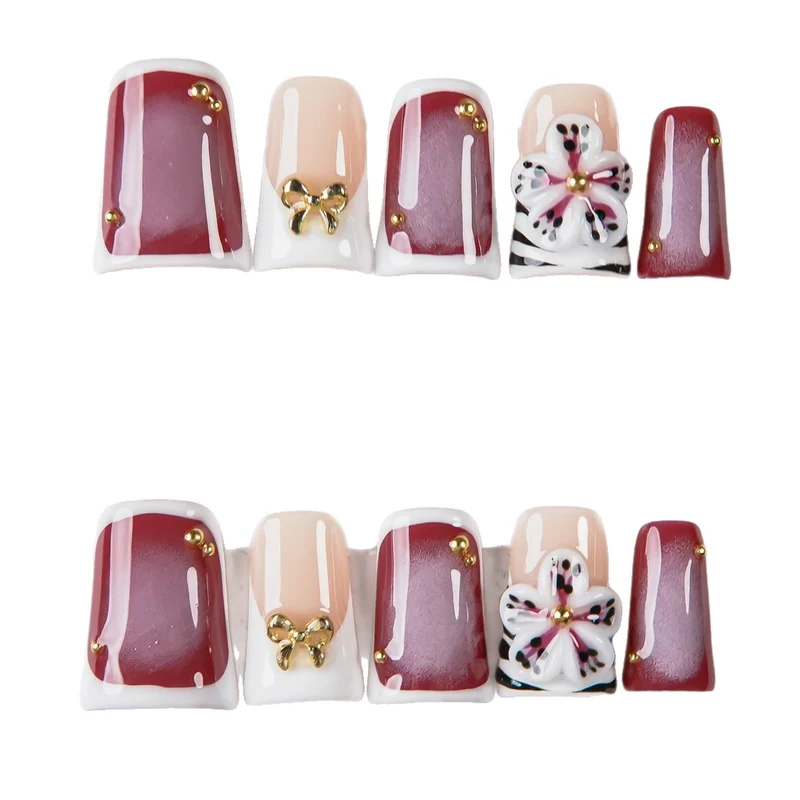 Künstlerisches Press-On Nagelset mit Blumenelementen und Schleifenakzenten