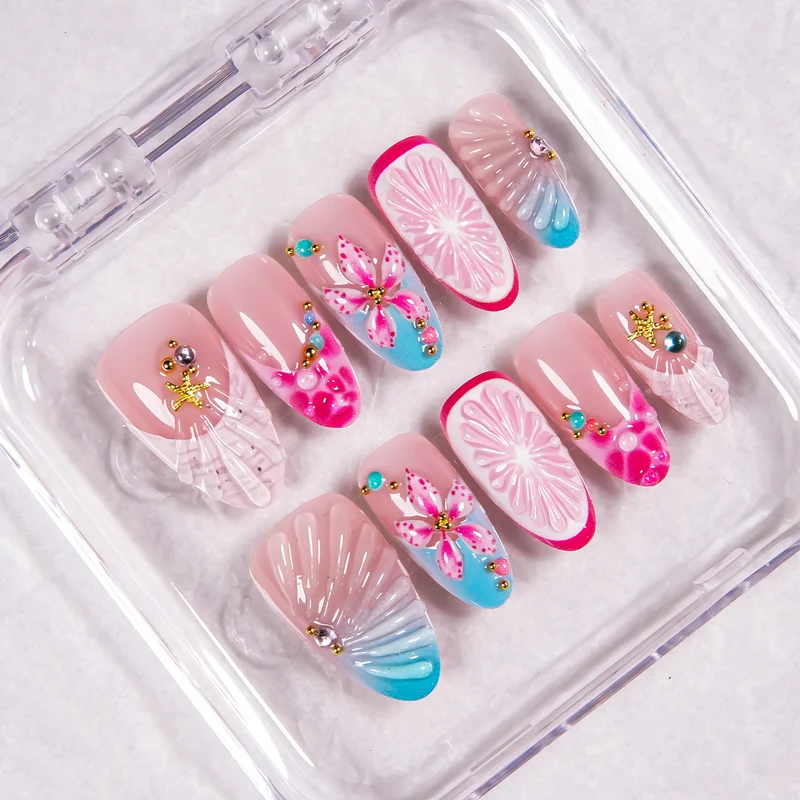 Künstlerisches Press-On Nail Set mit floralen Akzenten