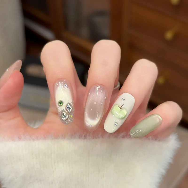 Künstlerisches Press-On-Nagelset mit Verzierung