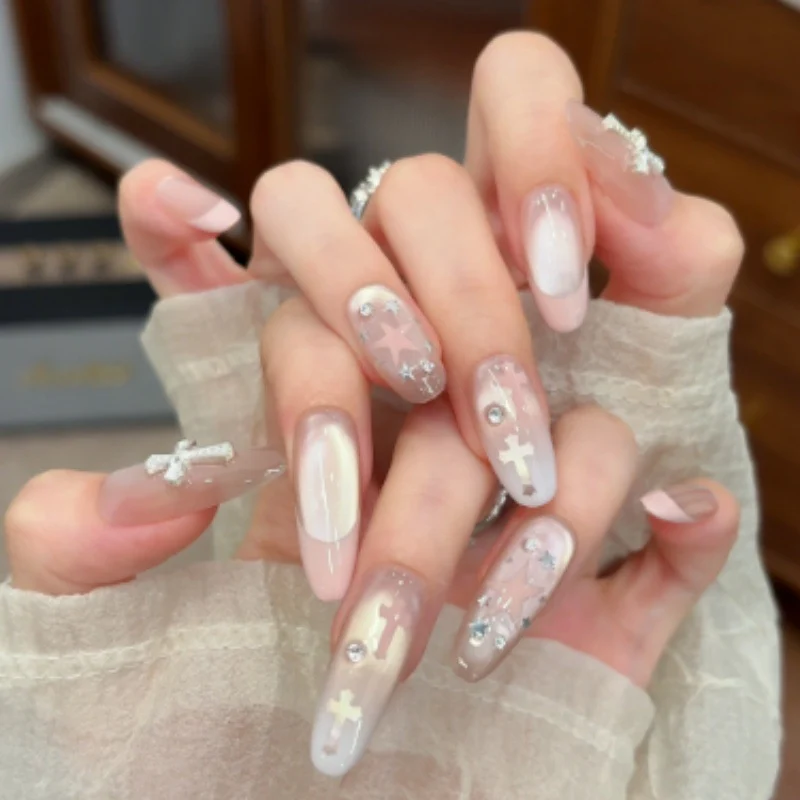 Künstlerisches Press-On-Nagelset mit dekorativen Kreuzakzenten