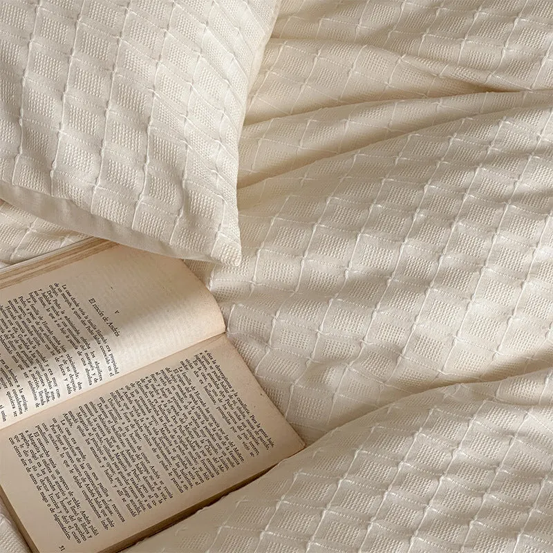Bettwäsche-Garnitur aus Baumwoll-Perkal mit feinem Karomuster und gesteppter Decke