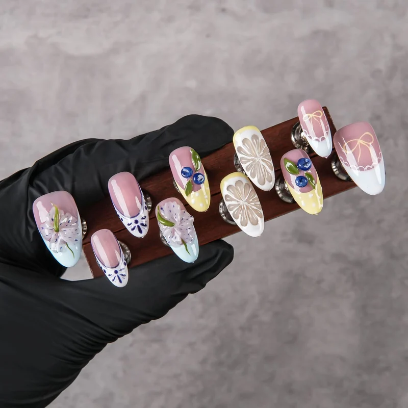 Künstlerische florale Nagelverbesserungen
