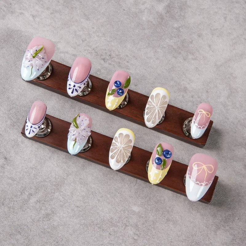Künstlerische florale Nagelverbesserungen
