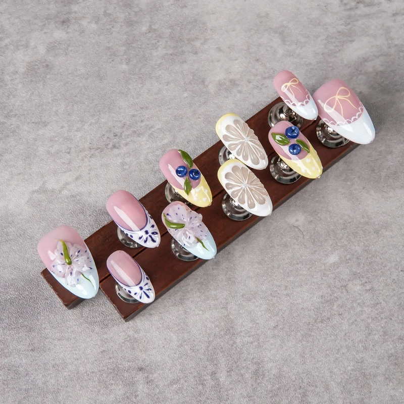 Künstlerische florale Nagelverbesserungen