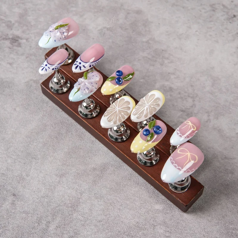 Künstlerische florale Nagelverbesserungen