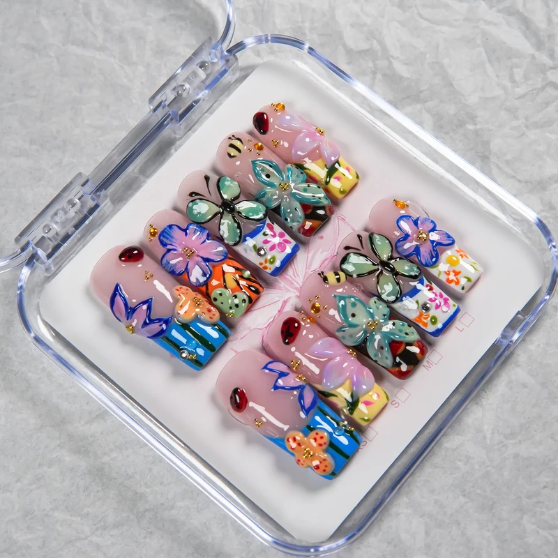 Künstlerisches Press-On-Nagelset mit buntem Design