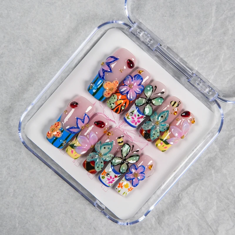 Künstlerisches Press-On-Nagelset mit buntem Design