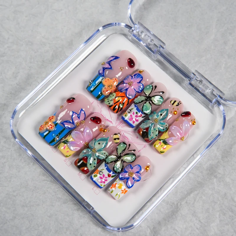 Künstlerisches Press-On-Nagelset mit buntem Design