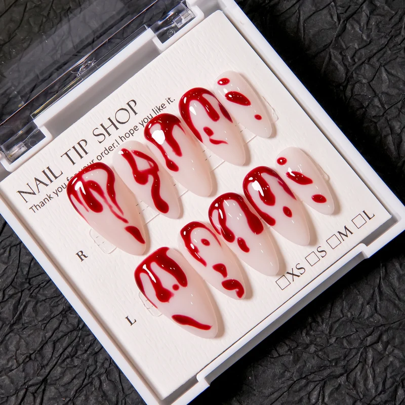 Künstlerisches Press-On Nagelset mit Blutspritzdesign