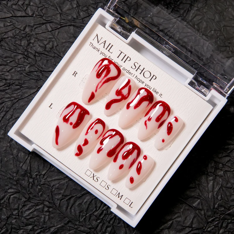 Künstlerisches Press-On Nagelset mit Blutspritzdesign